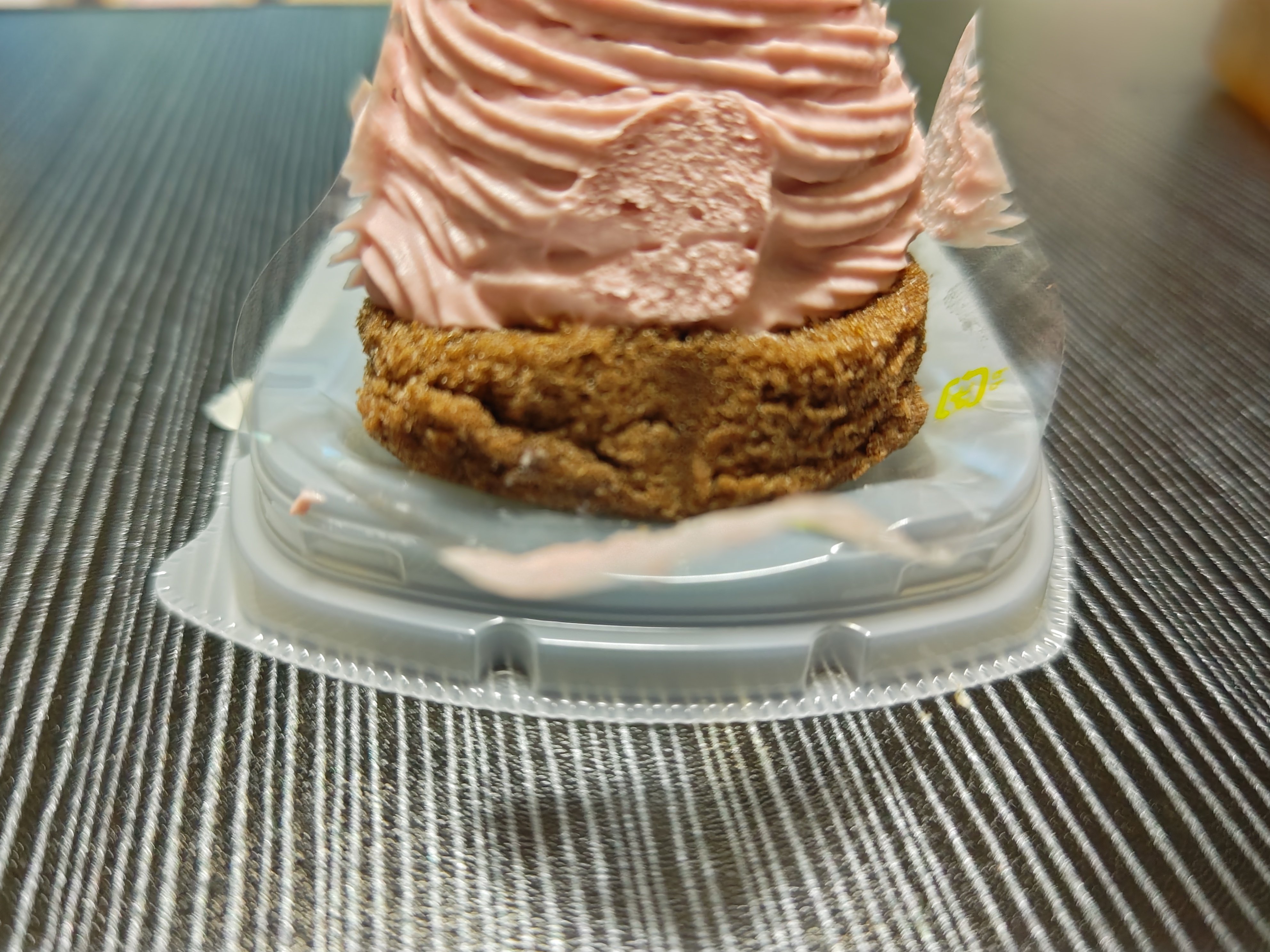 セブンイレブンのアポロみたいないちごチョコケーキ｜代筆屋 やまだ