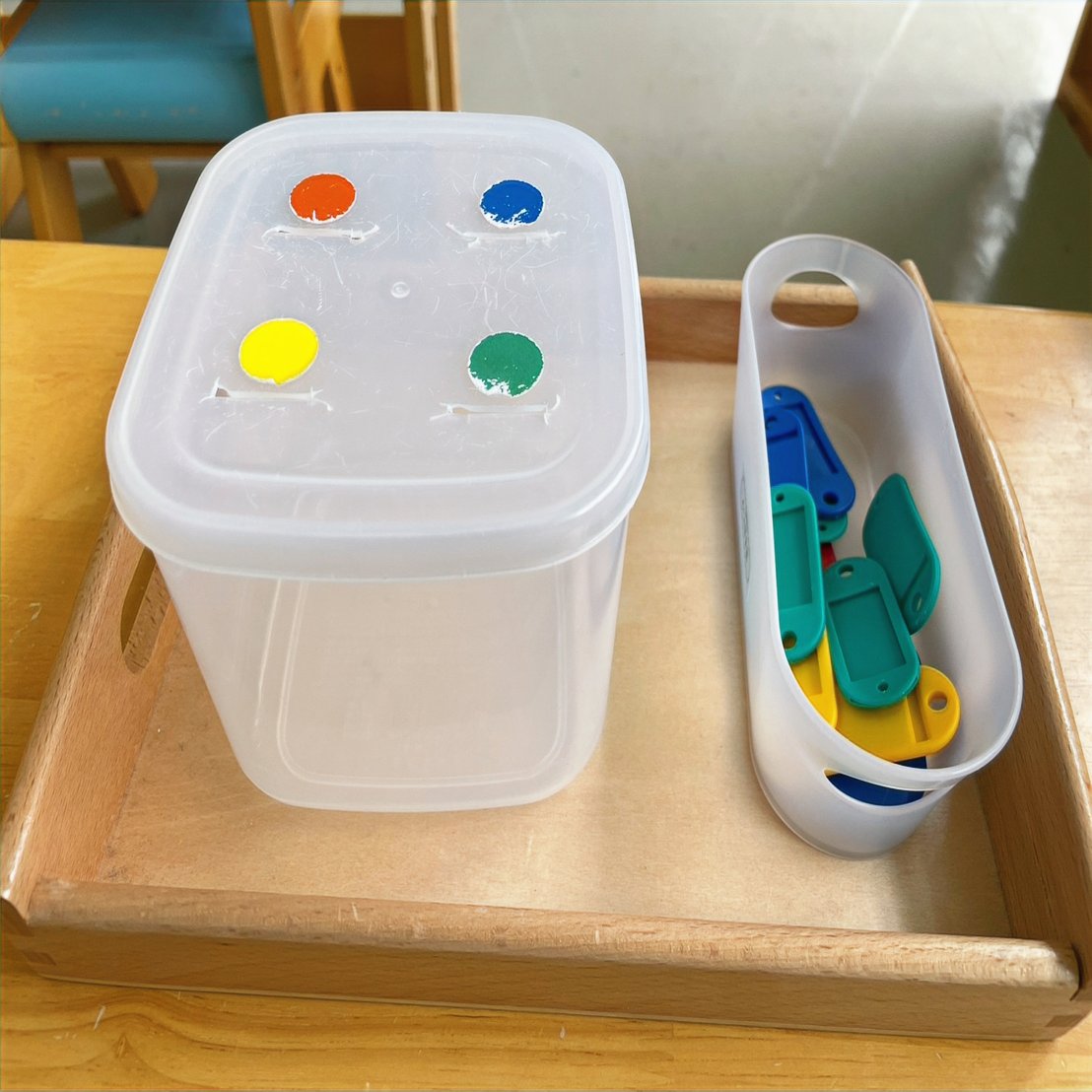 モンテッソーリ教具紹介】コイン落とし｜めぐみ保育園 【Natural MONTESSORI】 モンテッソーリ教具 - 引き出し付きコイン落とし -