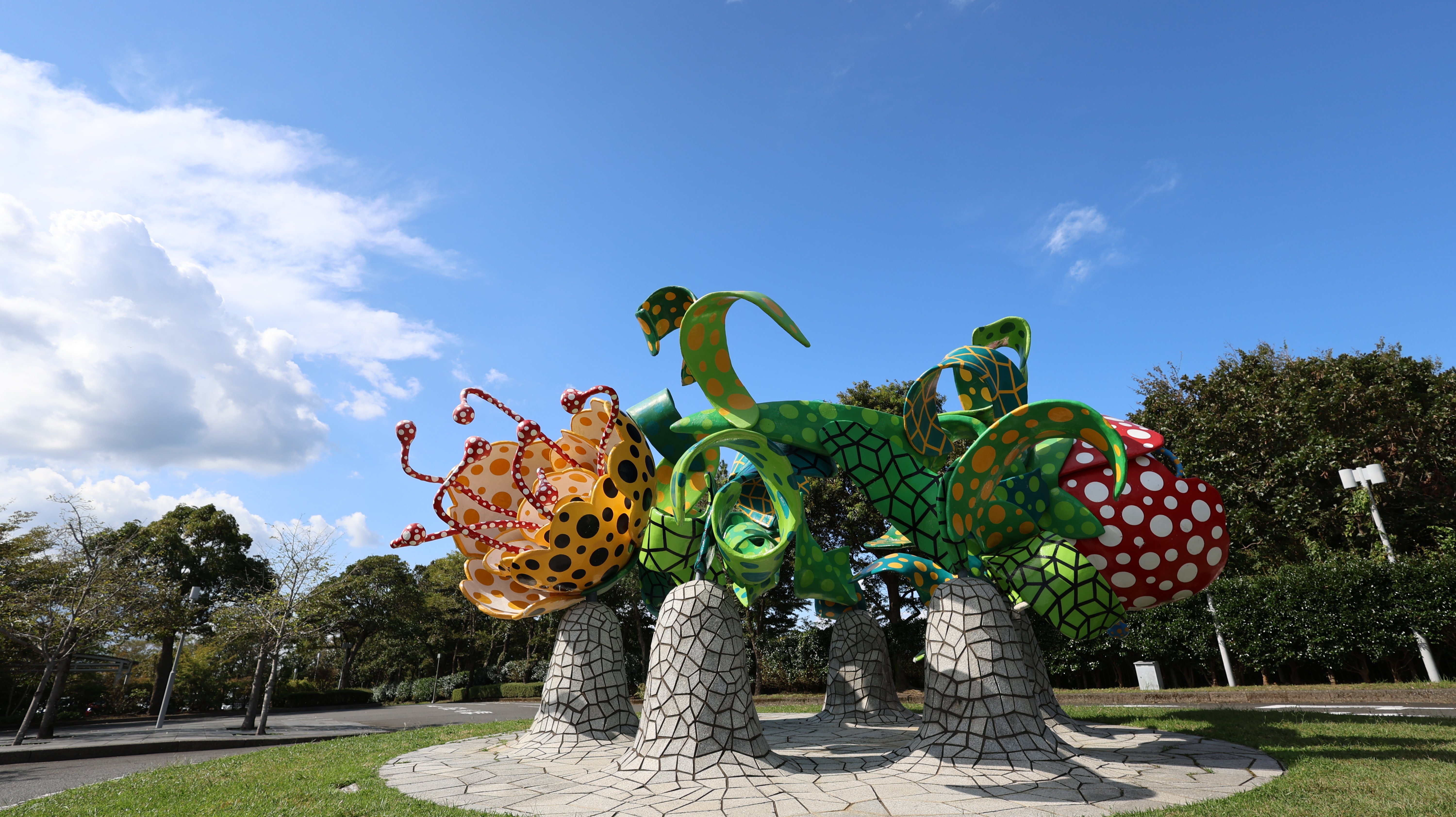 鹿児島 霧島でアート三昧】映え写真を撮りまくり！ 草間彌生さんの作品