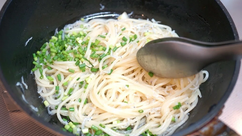 冷蔵庫に何にもない日は。「ちりめんじゃこのペペロンチーノ」｜笠原