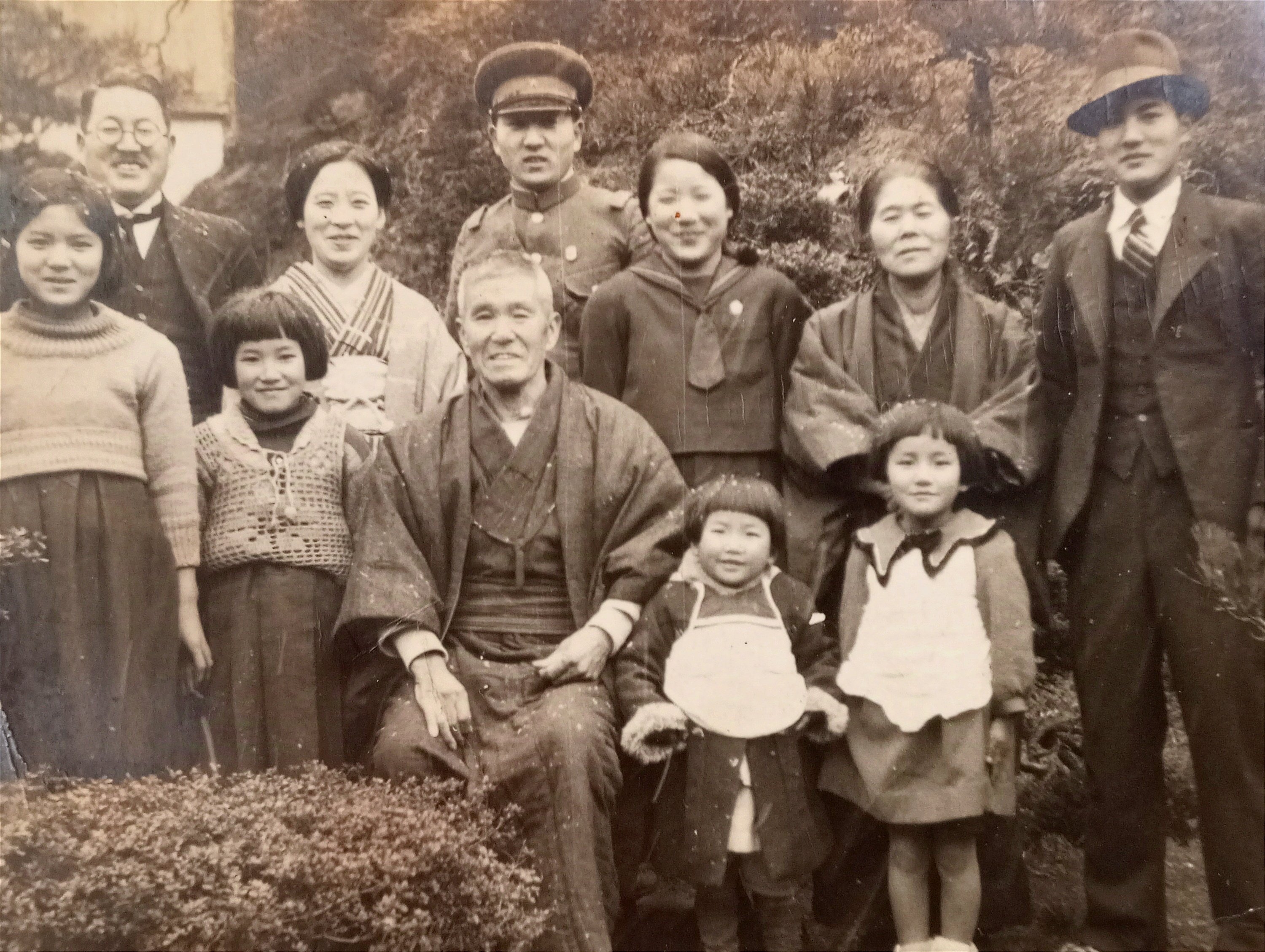 昔の写真。我が家の家族写真。カメラマンだった父が残した1枚。｜野菊