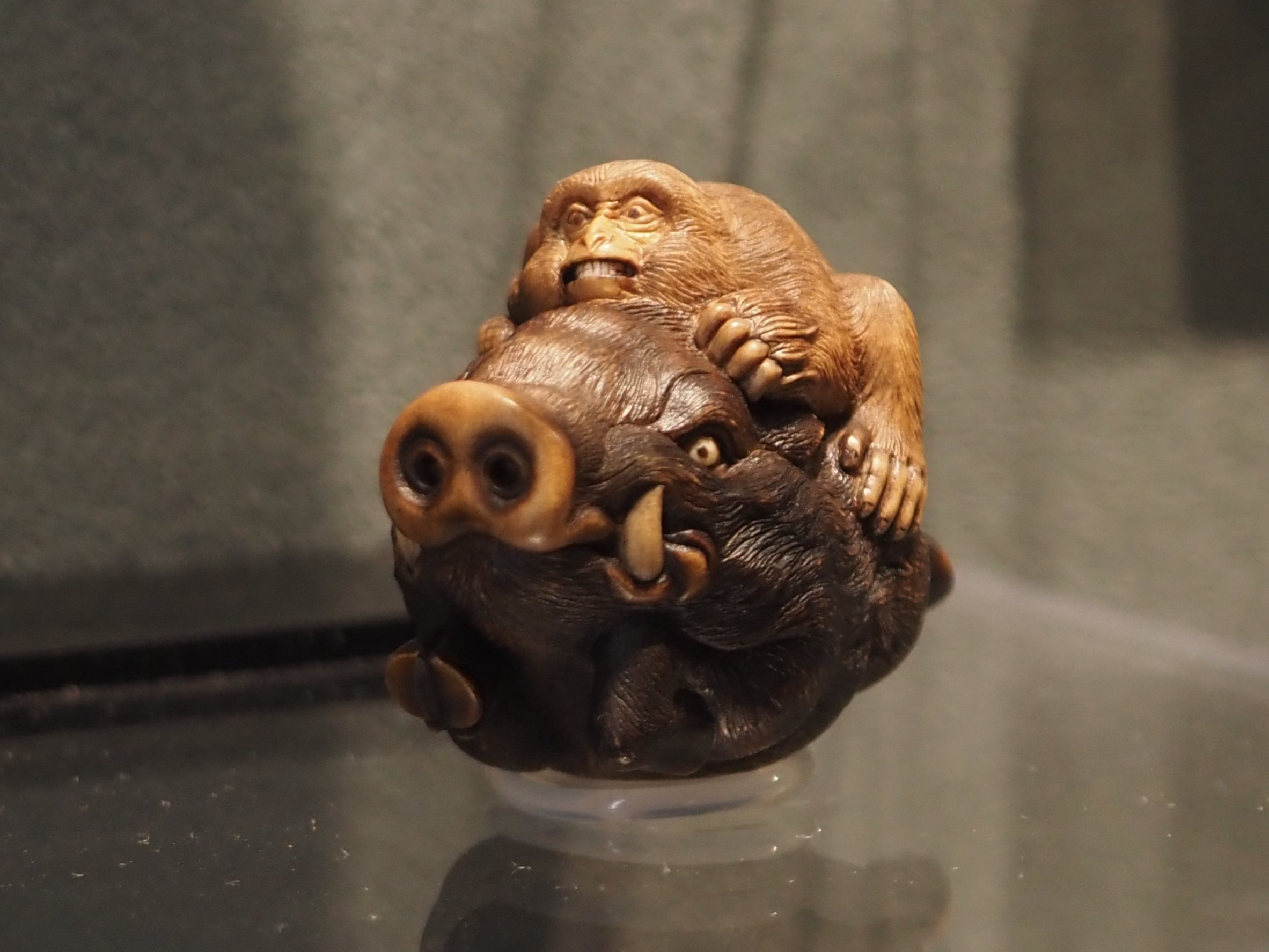 珍品 和田白玉掛け物　根付　猪龍 置物 白龍（5号） 白金盛渦打白粒宝相華唐草文（台・木札付） [ 三代