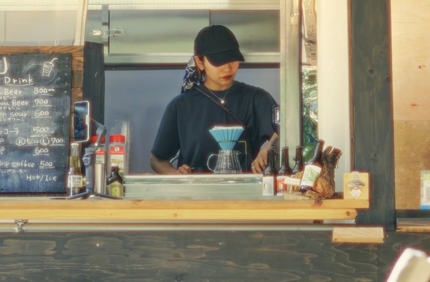 ドリンクを準備するスタッフの真剣なひととき