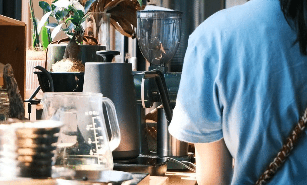 こだわりの器具を使ったコーヒー作り