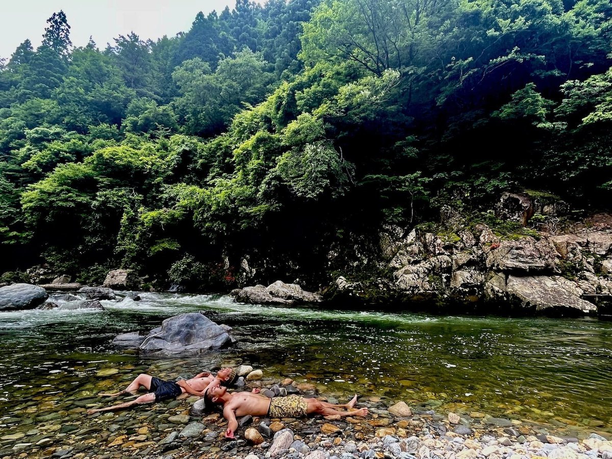 板取川で寝そべる