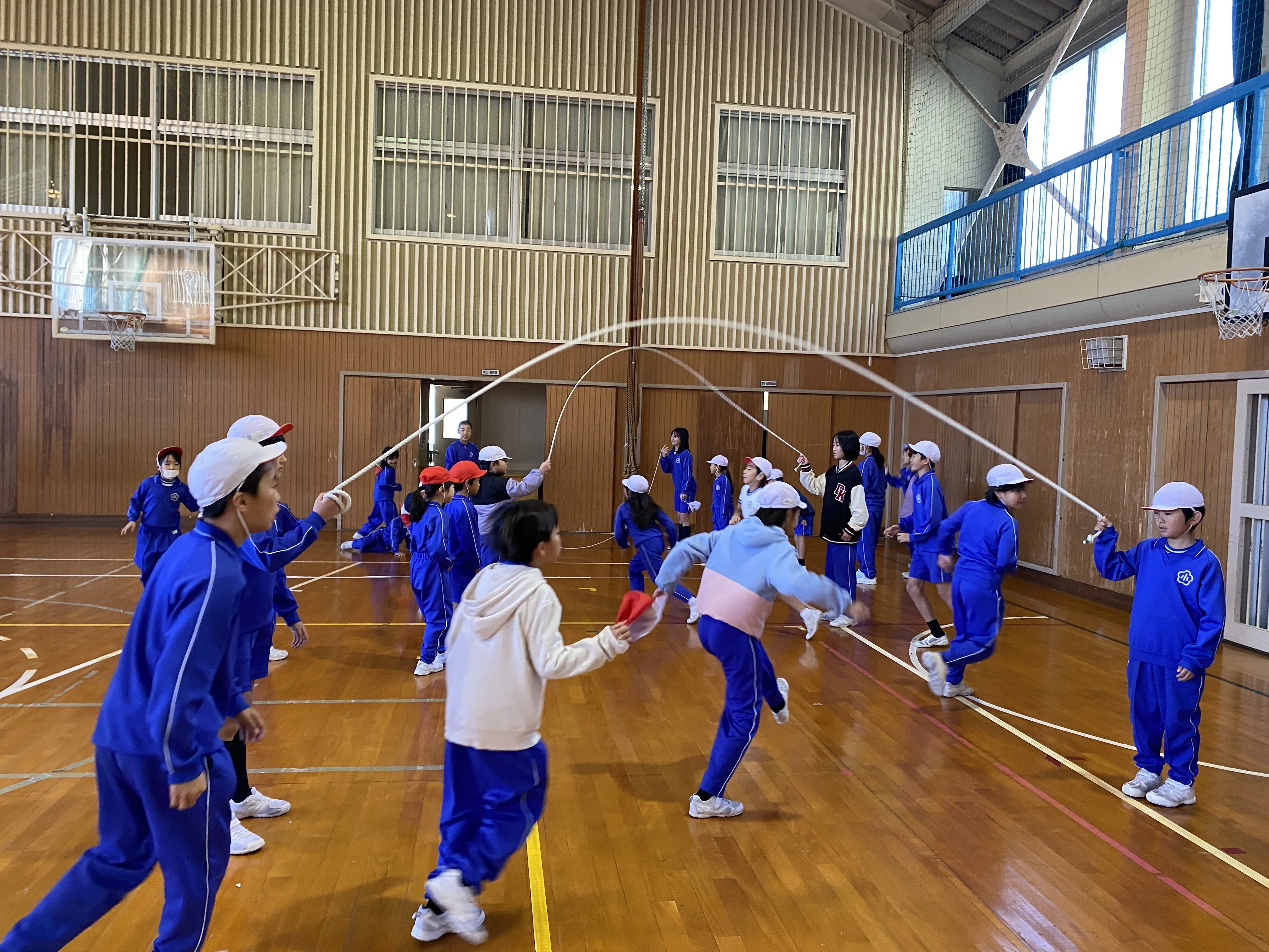 手をとりあって｜吉賀町立六日市小学校