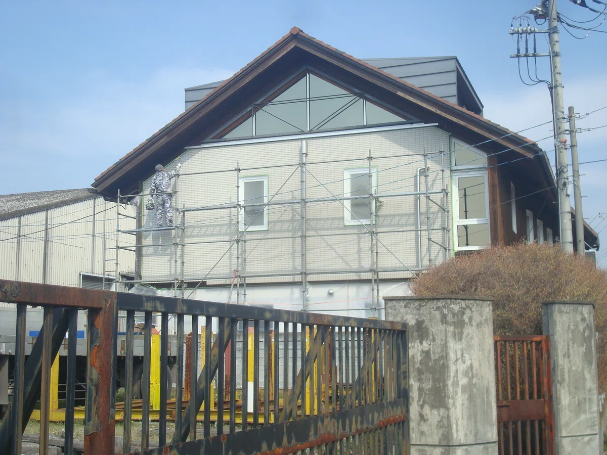 Normal Fastners Coating Painter. The only tool is a brush, a very quiet job site...|miraisya