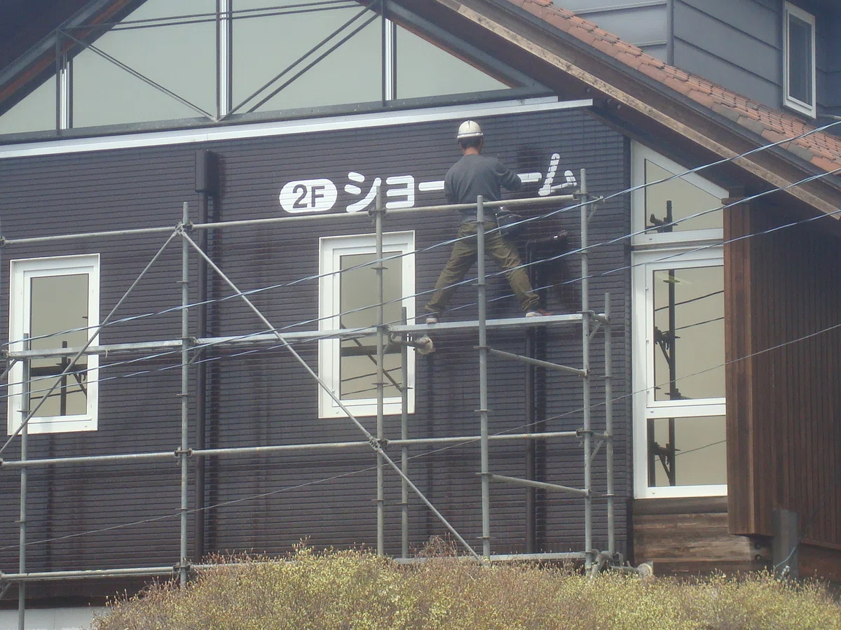 Normal Fastners Coating Painter. The only tool is a brush, a very quiet job site...|miraisya