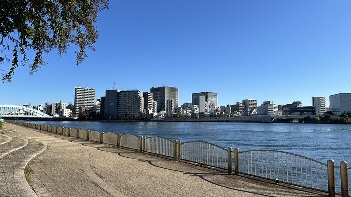 隅田川 大川端リバーシティー21と隅田川の写真素材 [FYI03849571