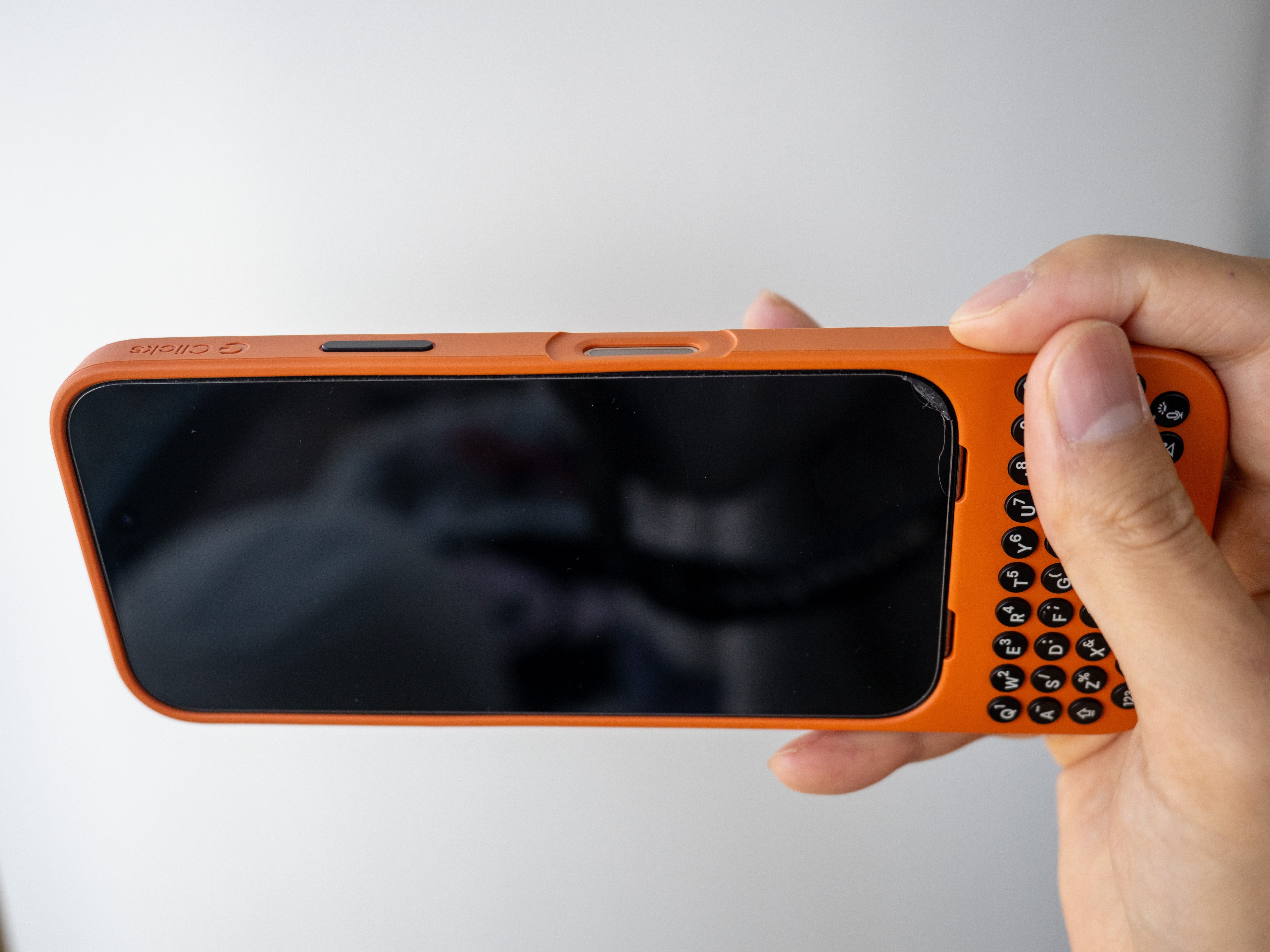 Clicks Keyboard iPhone 16 Pro用オレンジ Clicks Keyboard for iPhone 16 Pro 実機レビュー｜たっくん