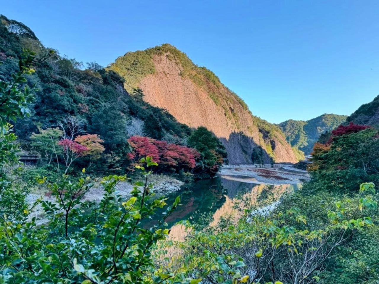 初冬の｢古座川の一枚岩」(和歌山県東牟婁郡古座川町)【紀伊半島を知る