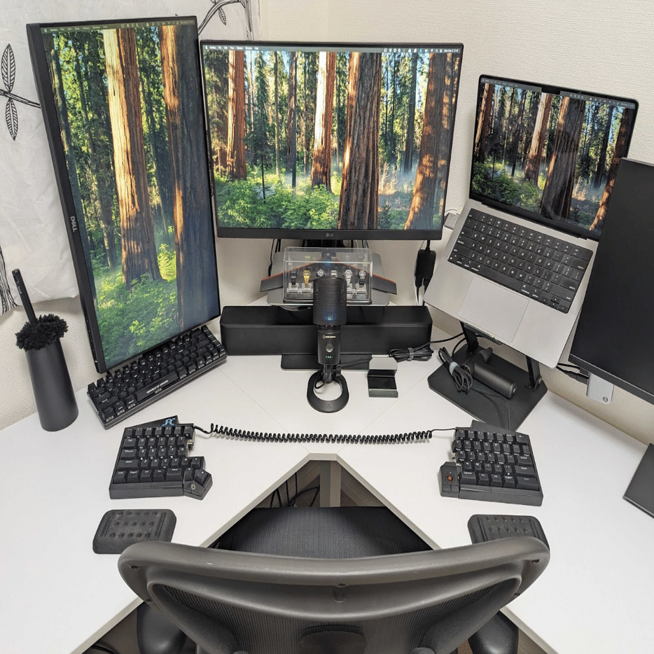 SF映画のようなデスク環境を実現！ SF映画のようなデスク環境を実現！