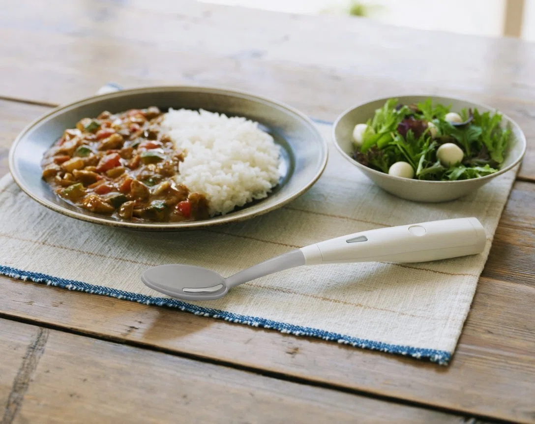 薄味料理も、このスプーンで食べると味が濃くなる？電気味覚デバイス