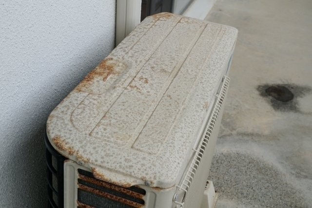 塩害を受けたと思われる室外機の画像