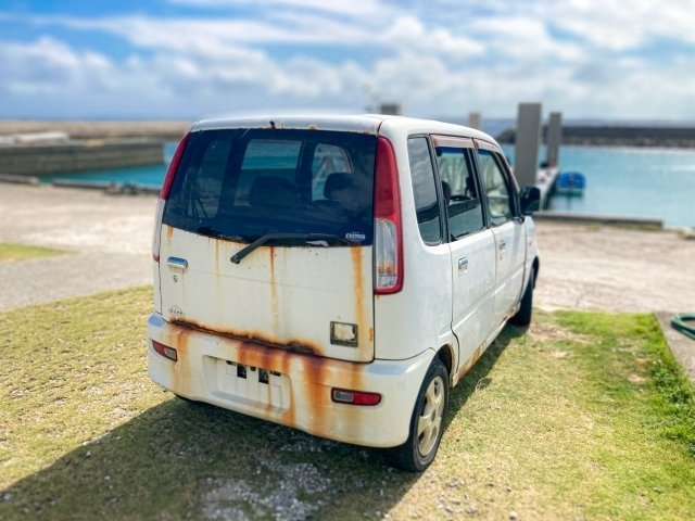 錆びて腐食が進行している自動車の画像