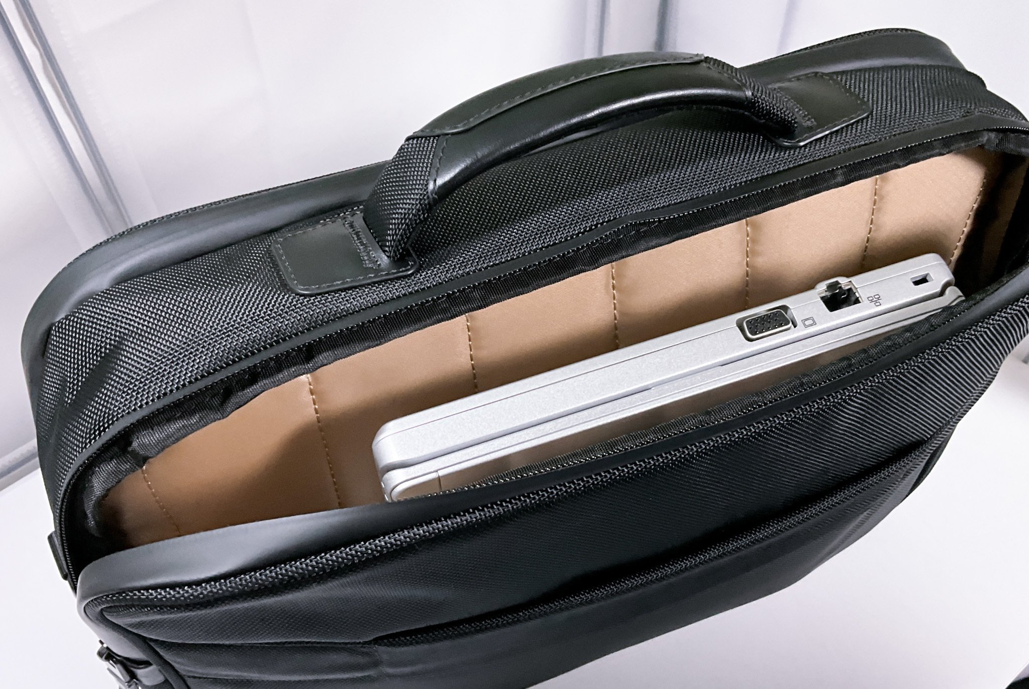 ThinkPad プロフェッショナル 16インチトップロードケース」 レビュー
