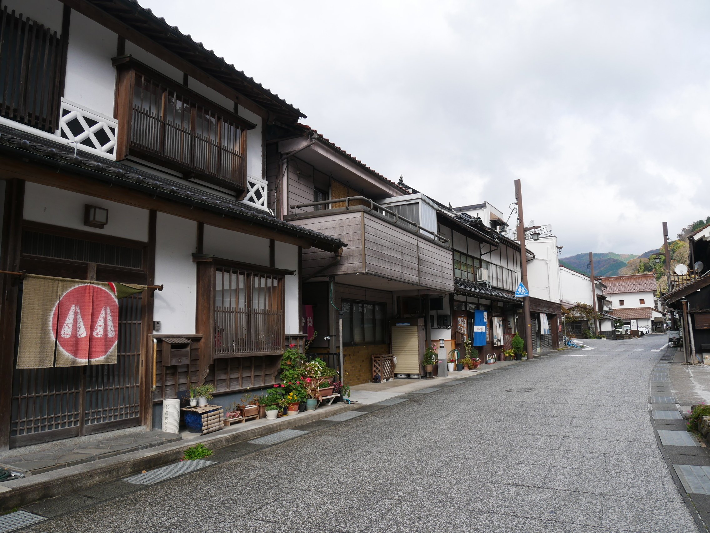 514 「ハレのモリ」で暖簾たなびく古い街並みへ 真庭・勝山地区