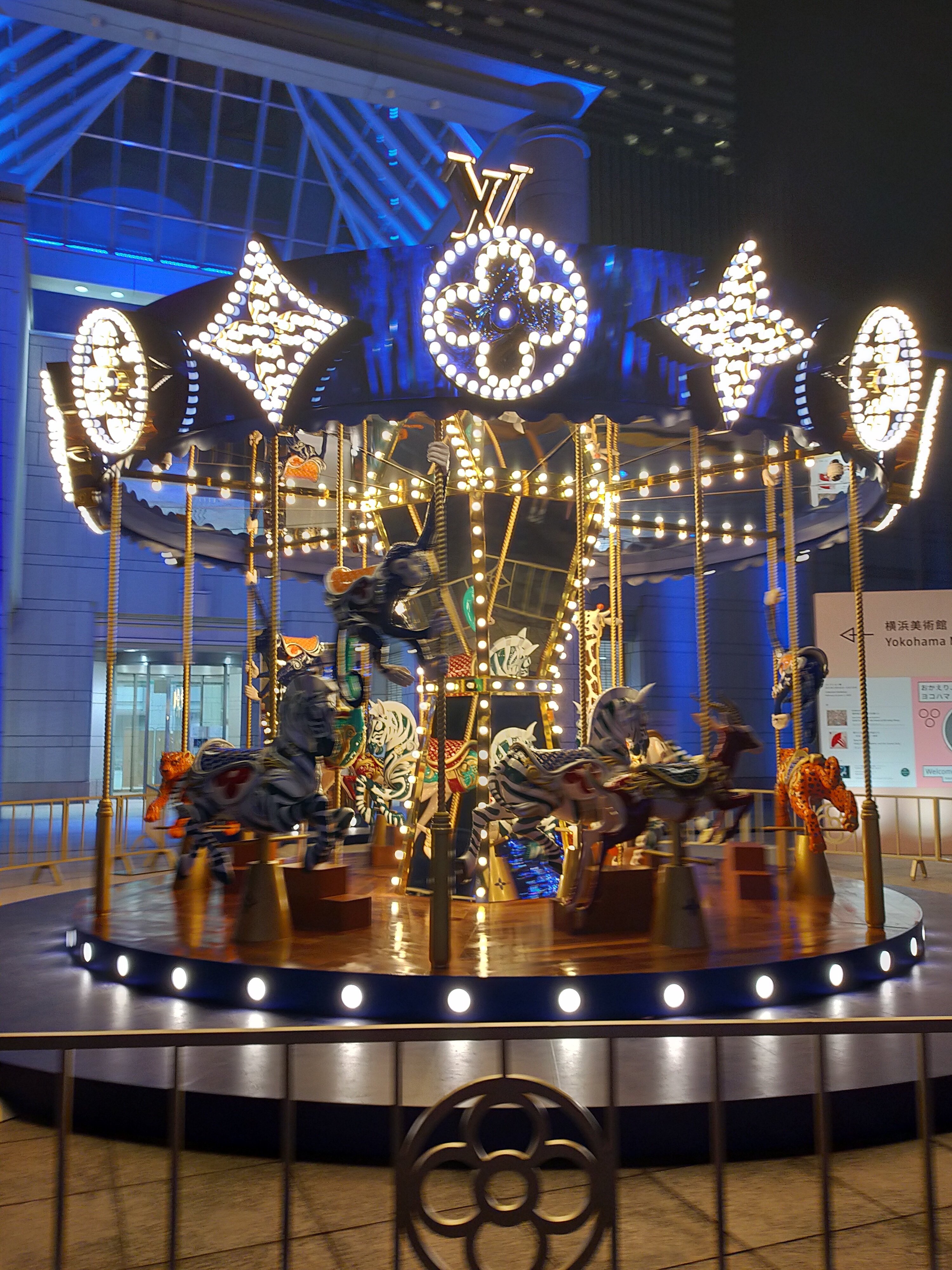 ルイヴィトンのメリーゴーランド 横浜美術館｜まいこ