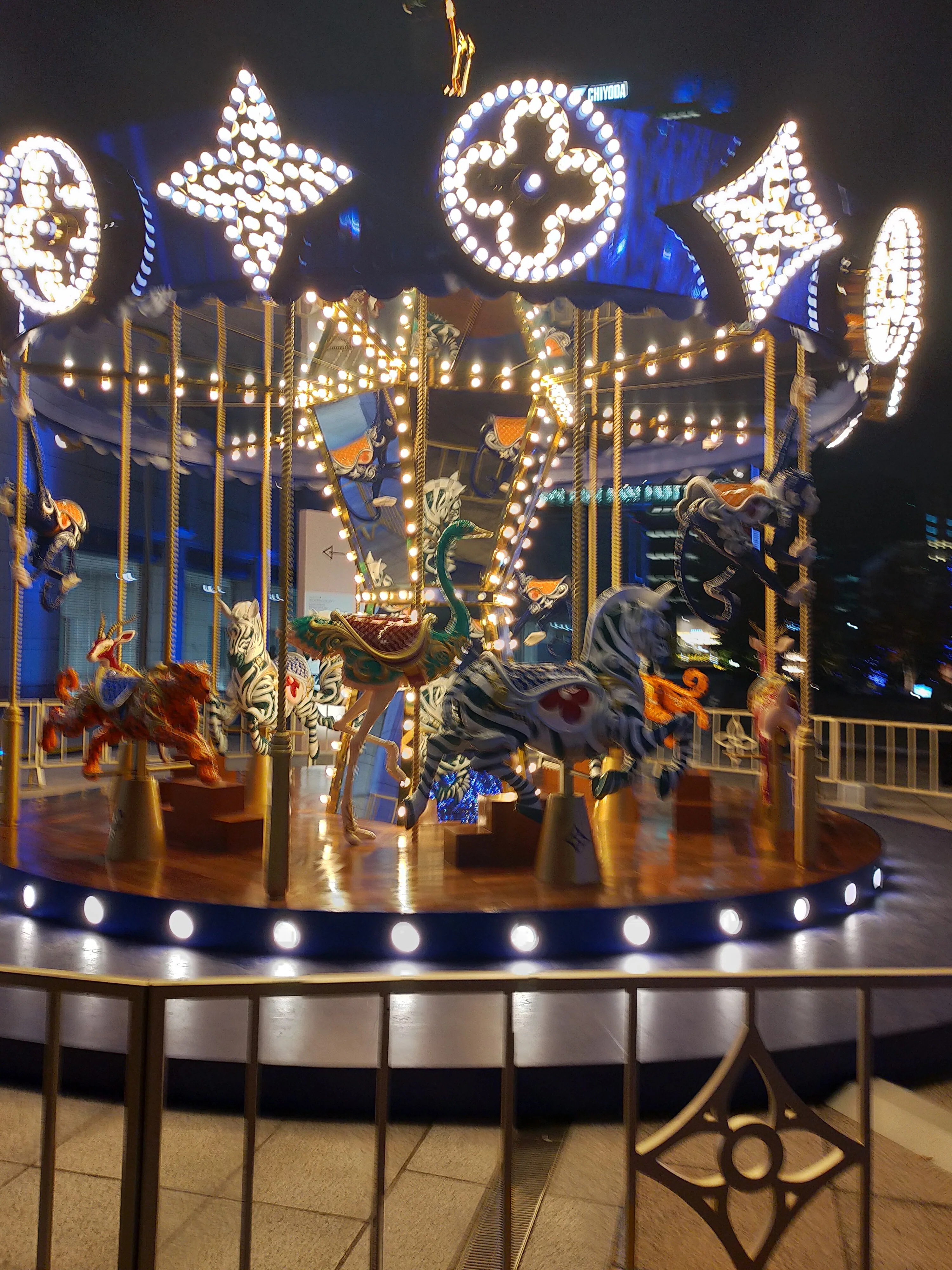 ルイヴィトンのメリーゴーランド 横浜美術館｜まいこ