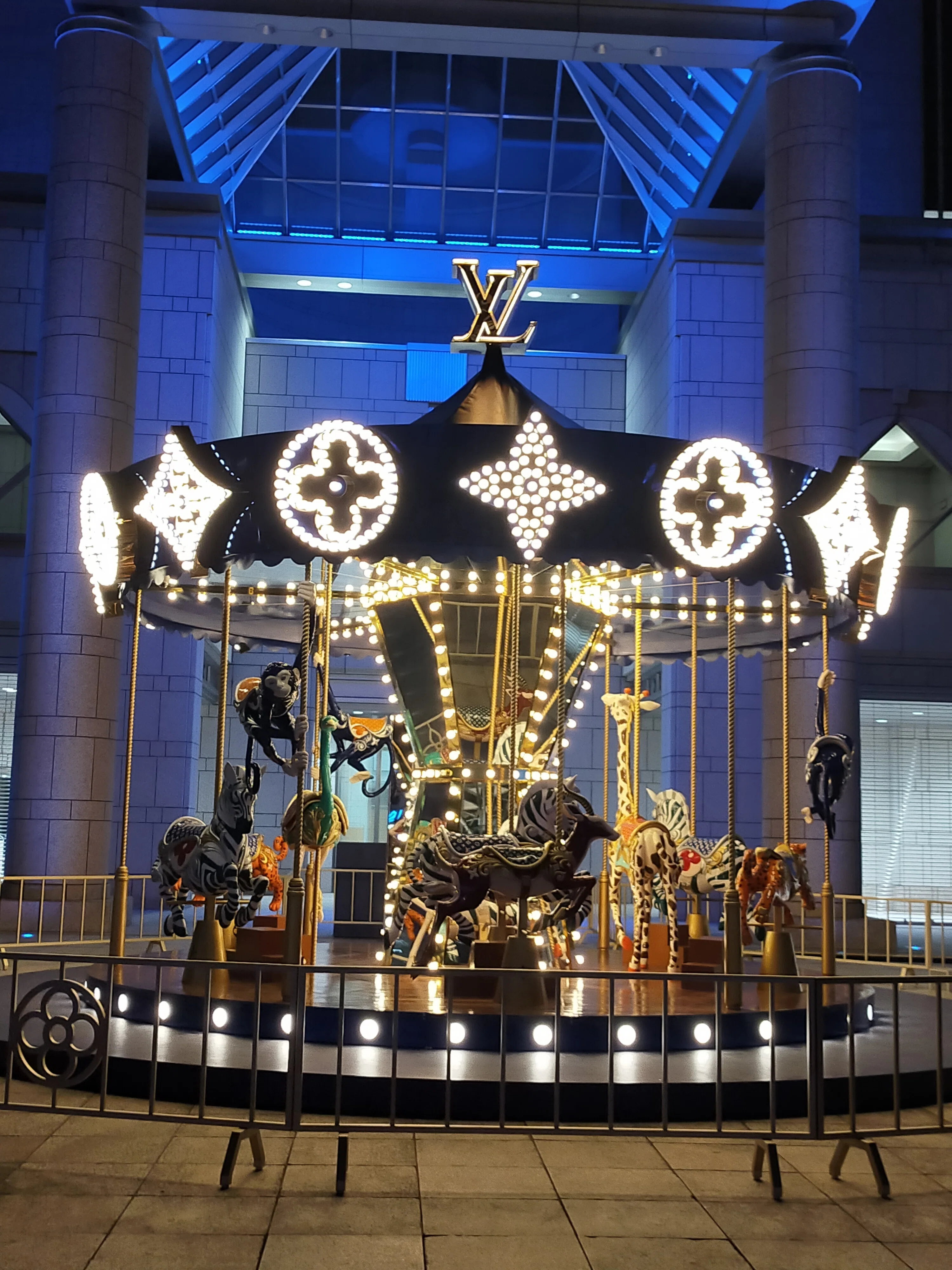 ルイヴィトンのメリーゴーランド 横浜美術館｜まいこ