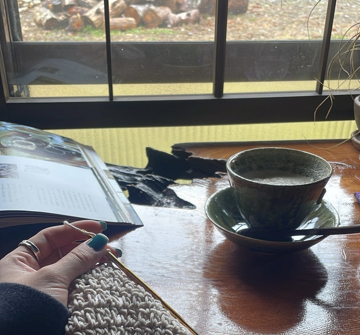 洞戸のcafe ひめゆりでコーヒーを飲みながら編み物をする