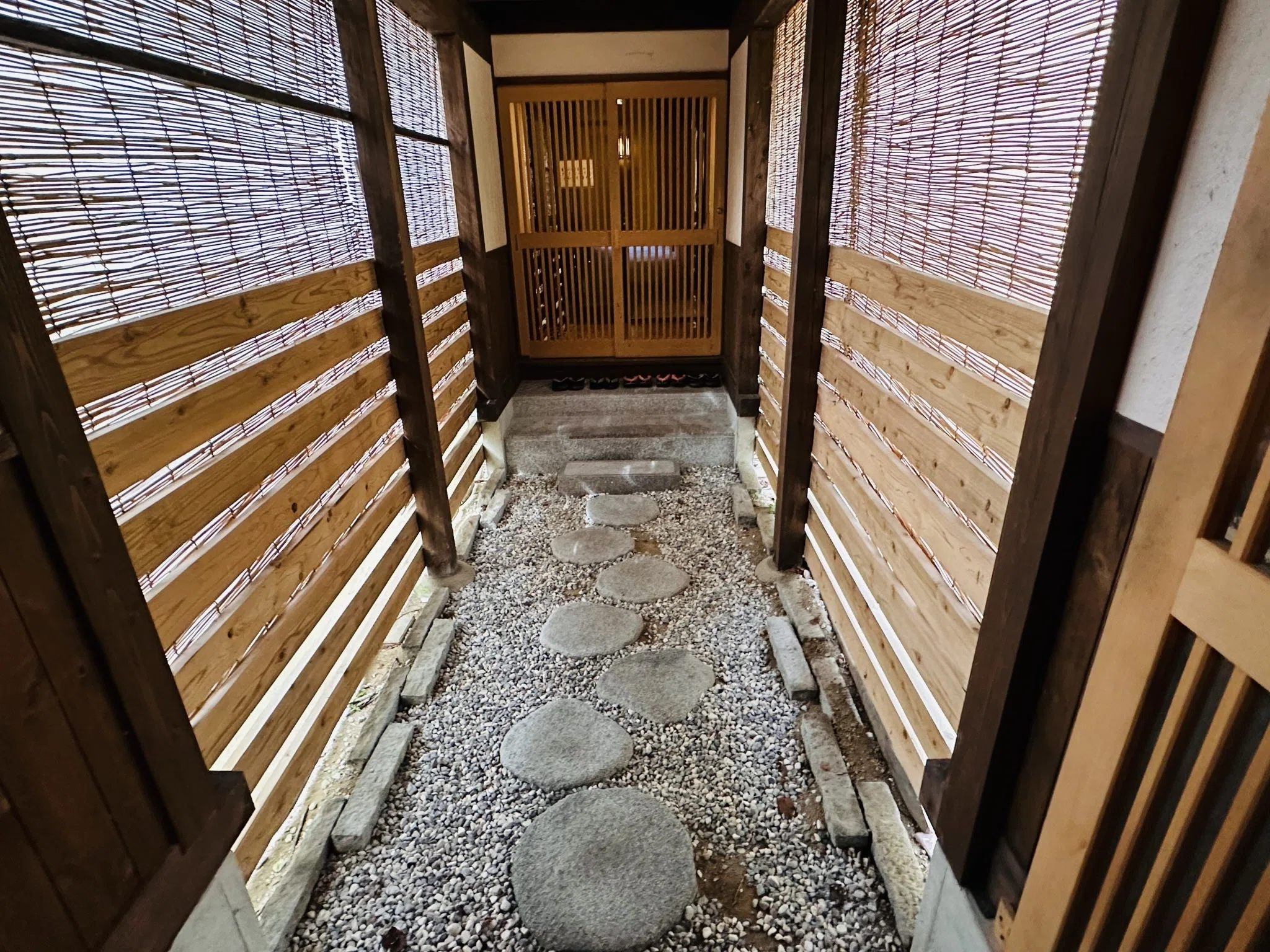踏切を越えたら、山側の”一水荘”／咲花温泉開湯70周年｜新潟県五泉市