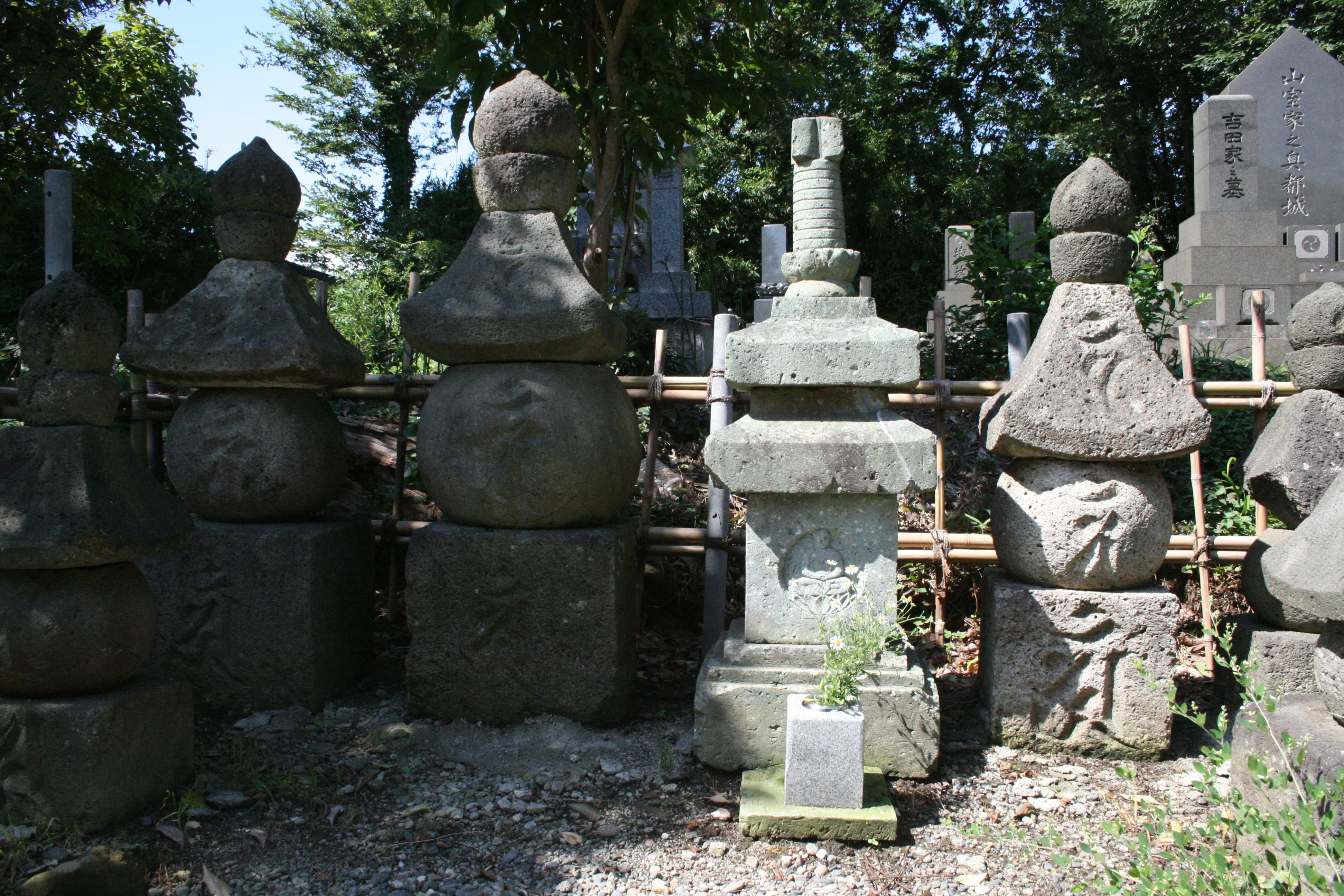 中部地方の石造物㊽：五智国分寺五輪塔群、附・光源寺五輪塔（伝・村上
