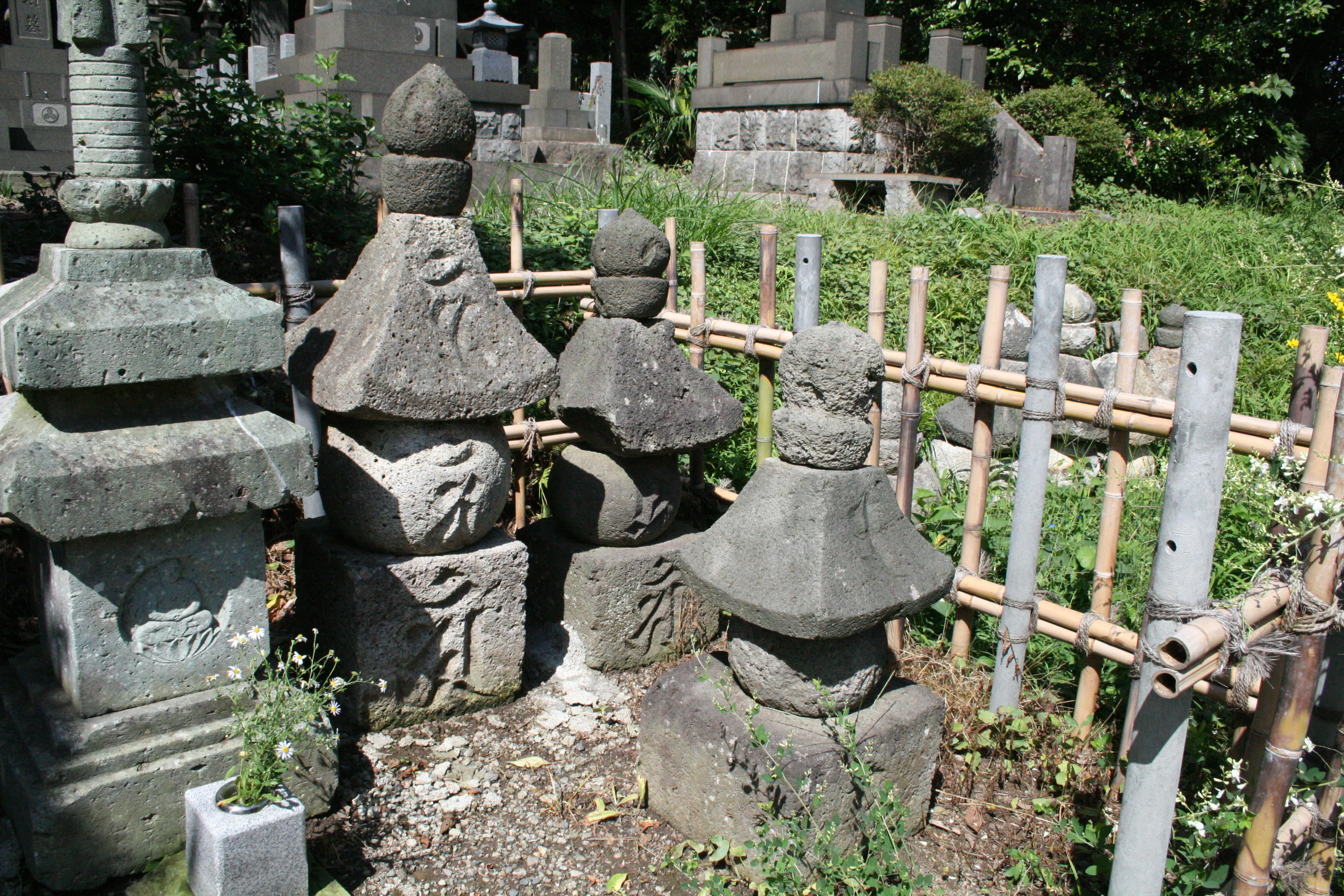 中部地方の石造物㊽：五智国分寺五輪塔群、附・光源寺五輪塔（伝・村上