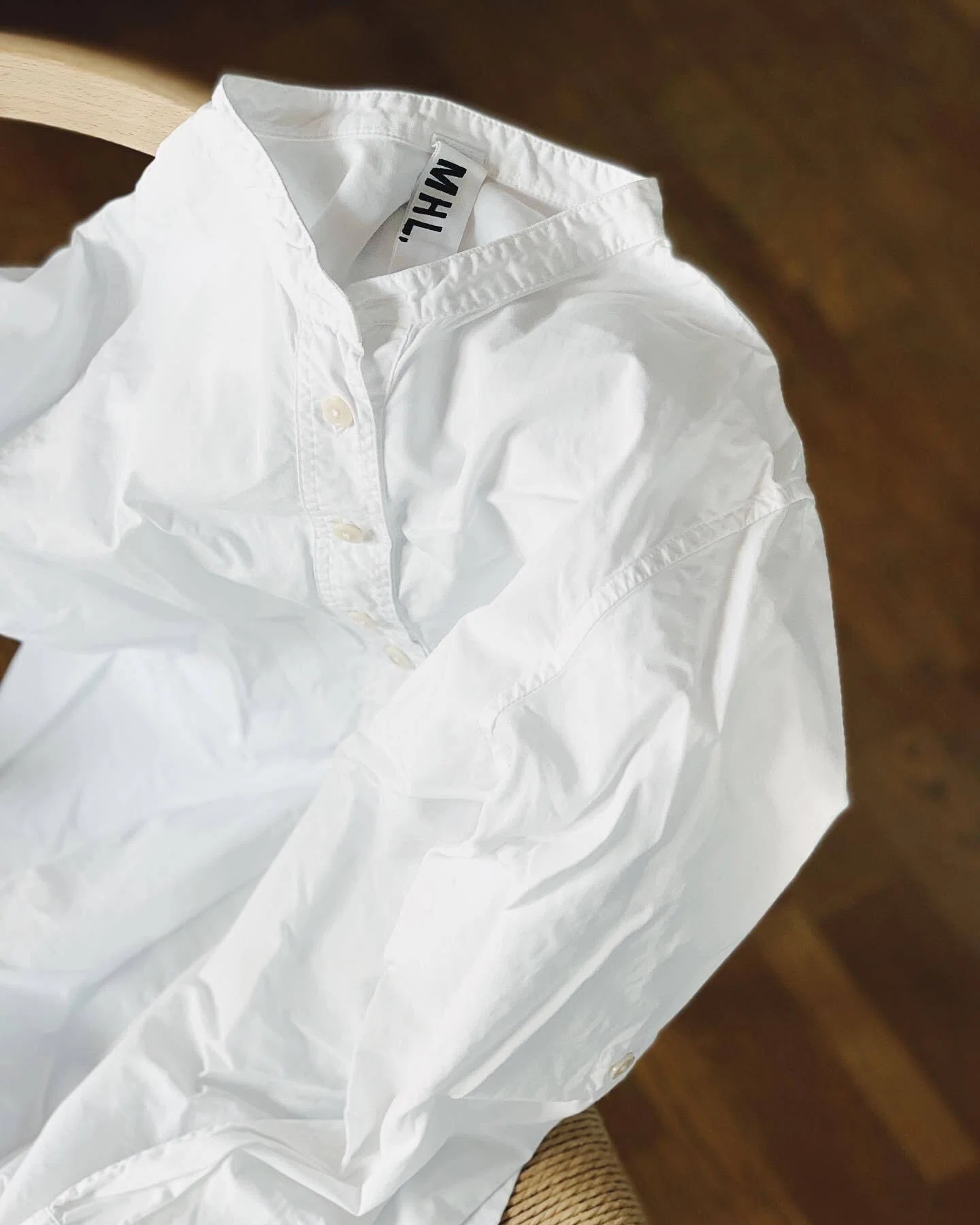 平日は、MHL.のシャツ一択。｜おみぞ