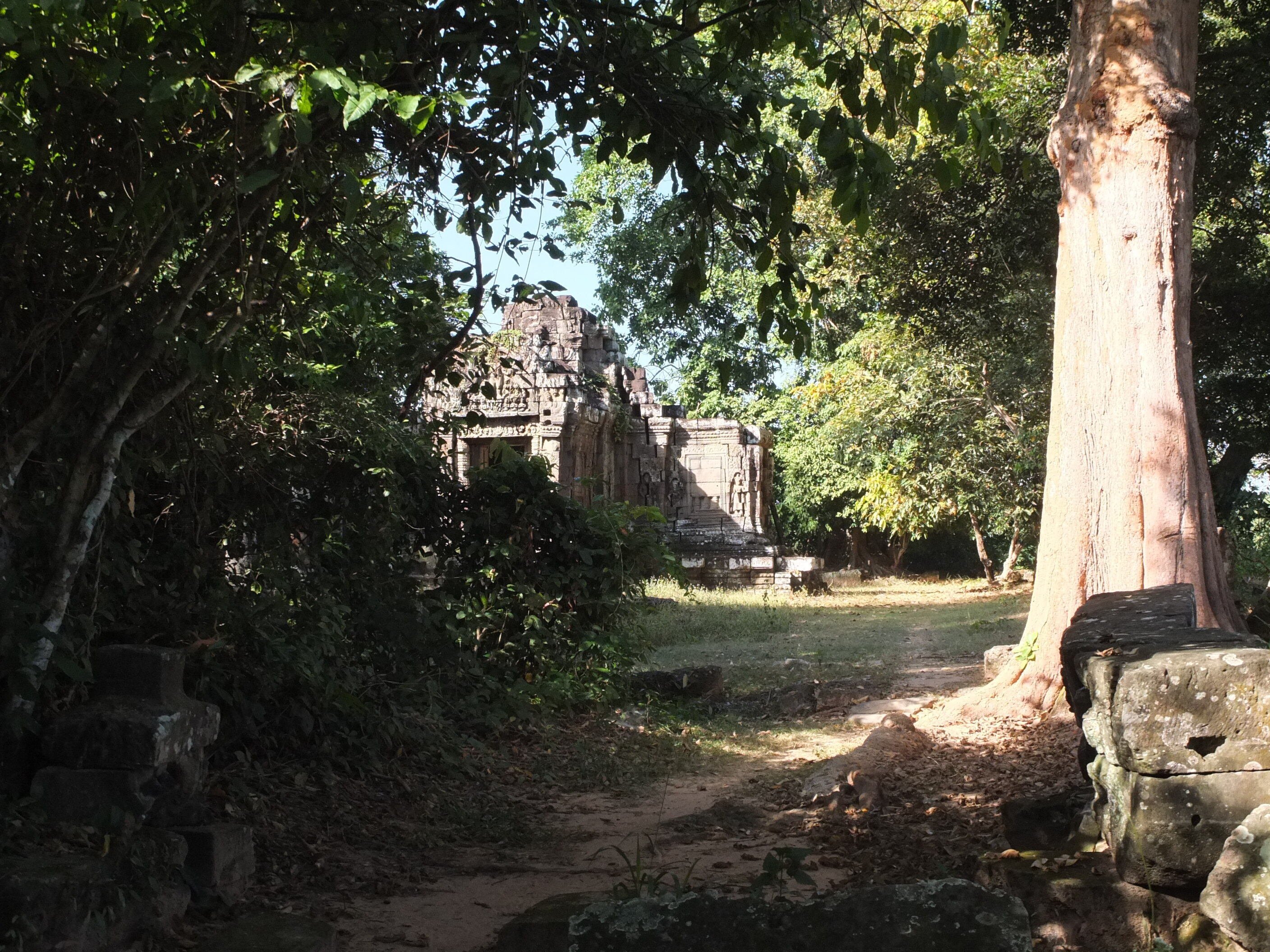 遺跡探訪99】 歩く瞑想、プラサットチュルン(Prasat Chrung NW, 12世紀