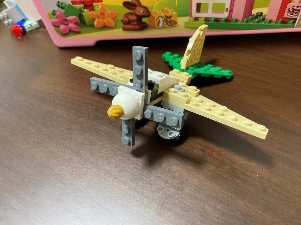 レゴで１０分ほどで作った飛行機