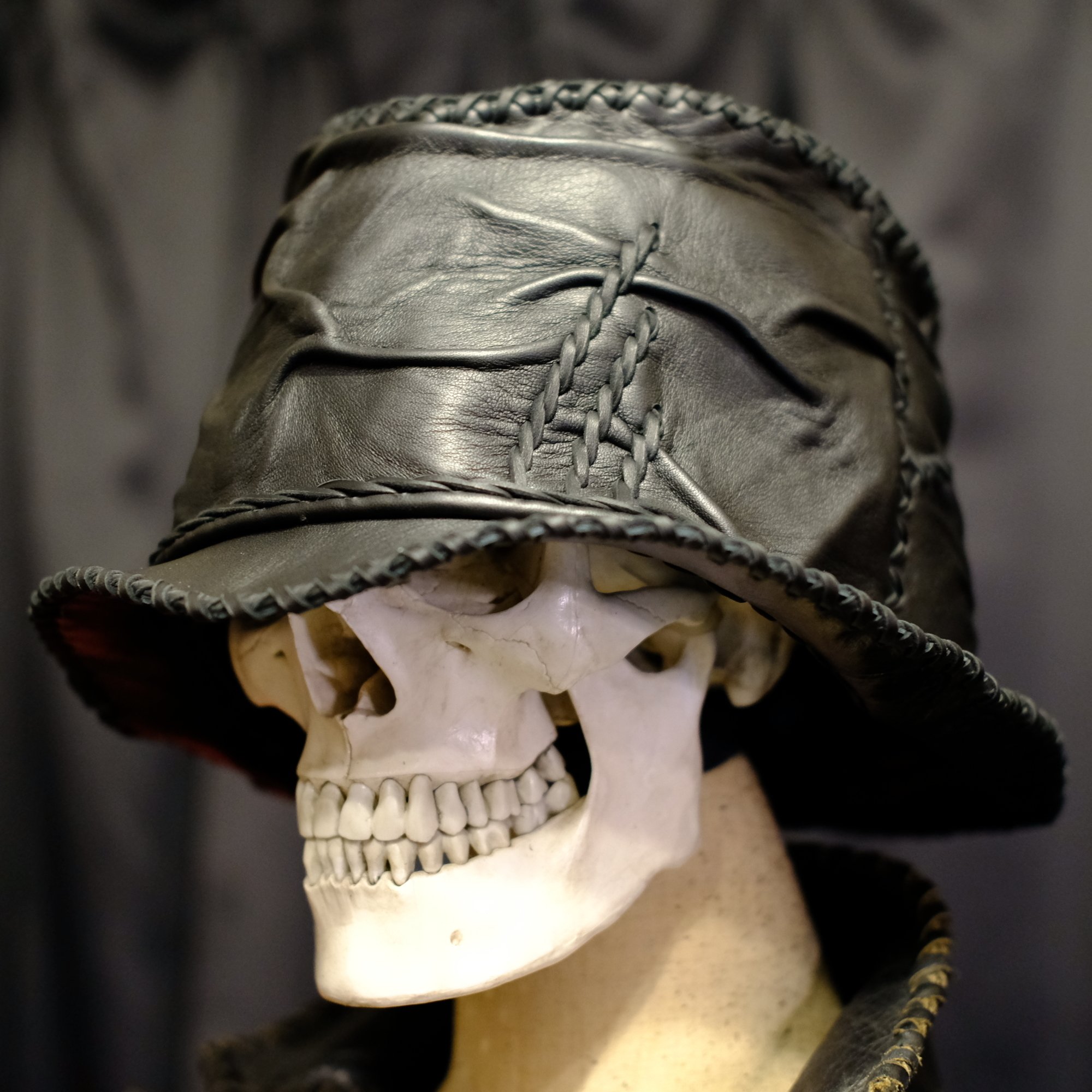 個性的なフォルムのレザーハットBAD BORIS NEOを動画で解説｜ボビー