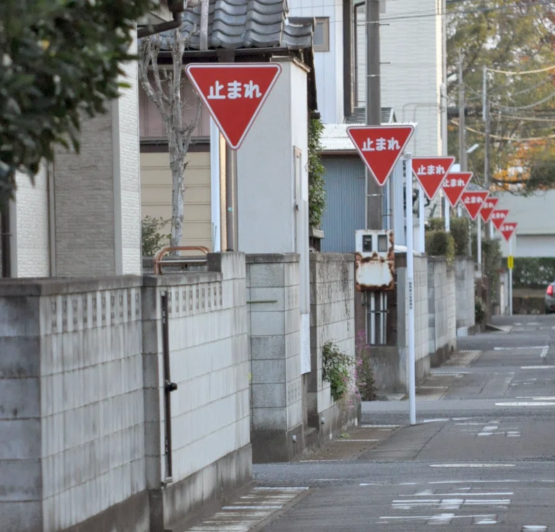 止まらせ過ぎ!?😱😱😱🛑 14連続止まれ標識のある風景 (群馬・大泉町