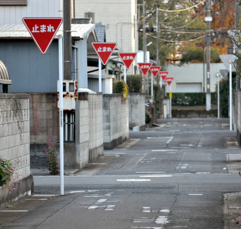 止まれ　標識　道路 止まれ」にSTOP!? 街で見かけるアレの正体とは？最新道路標識ガイド