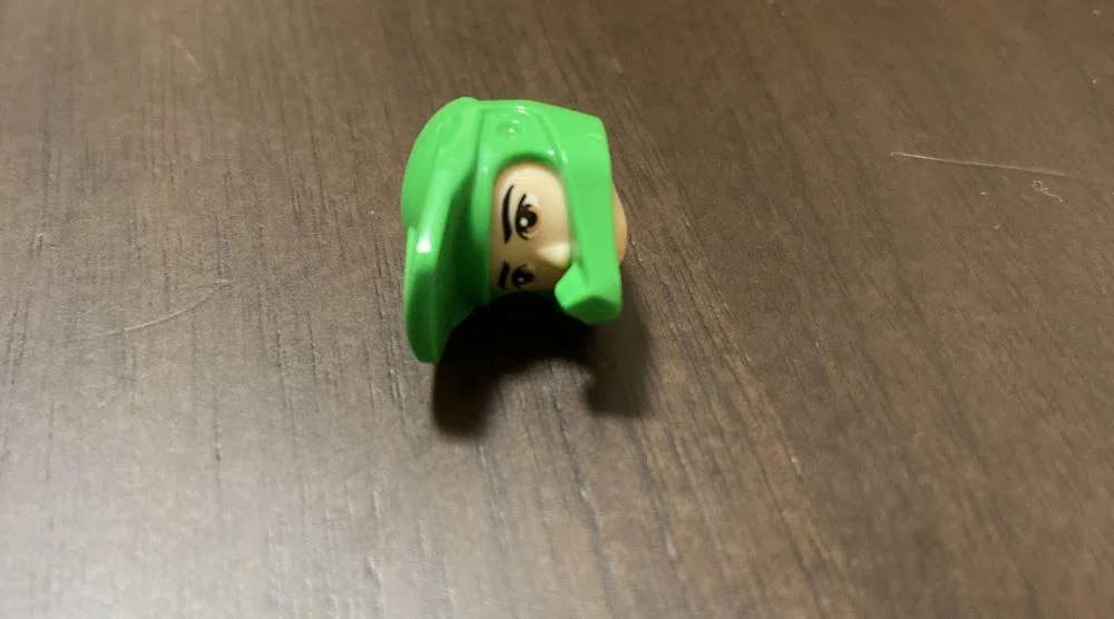 ヘルメットがとれなくなった首の細いタイプのレゴの人形