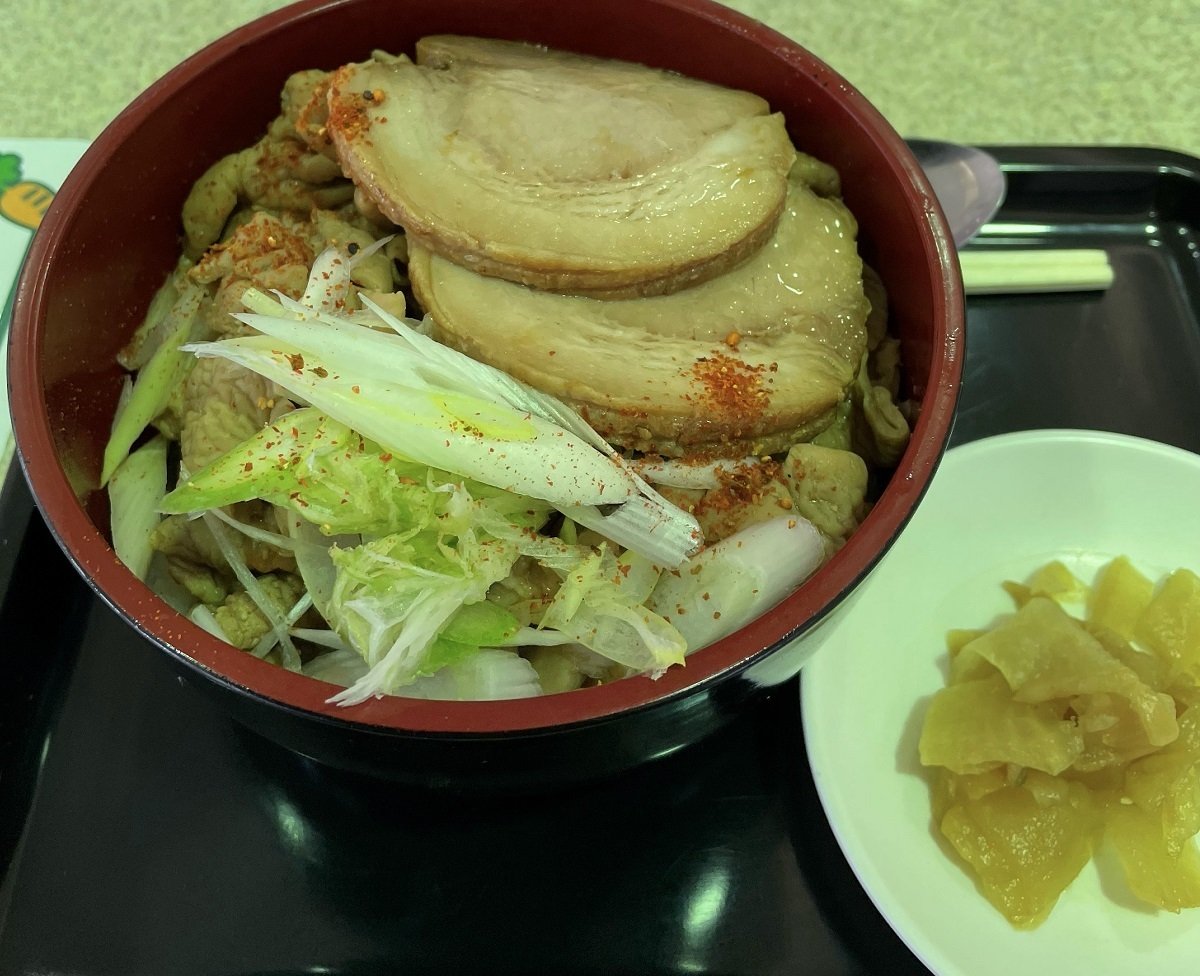 中山競馬場福麺さんのもつ丼