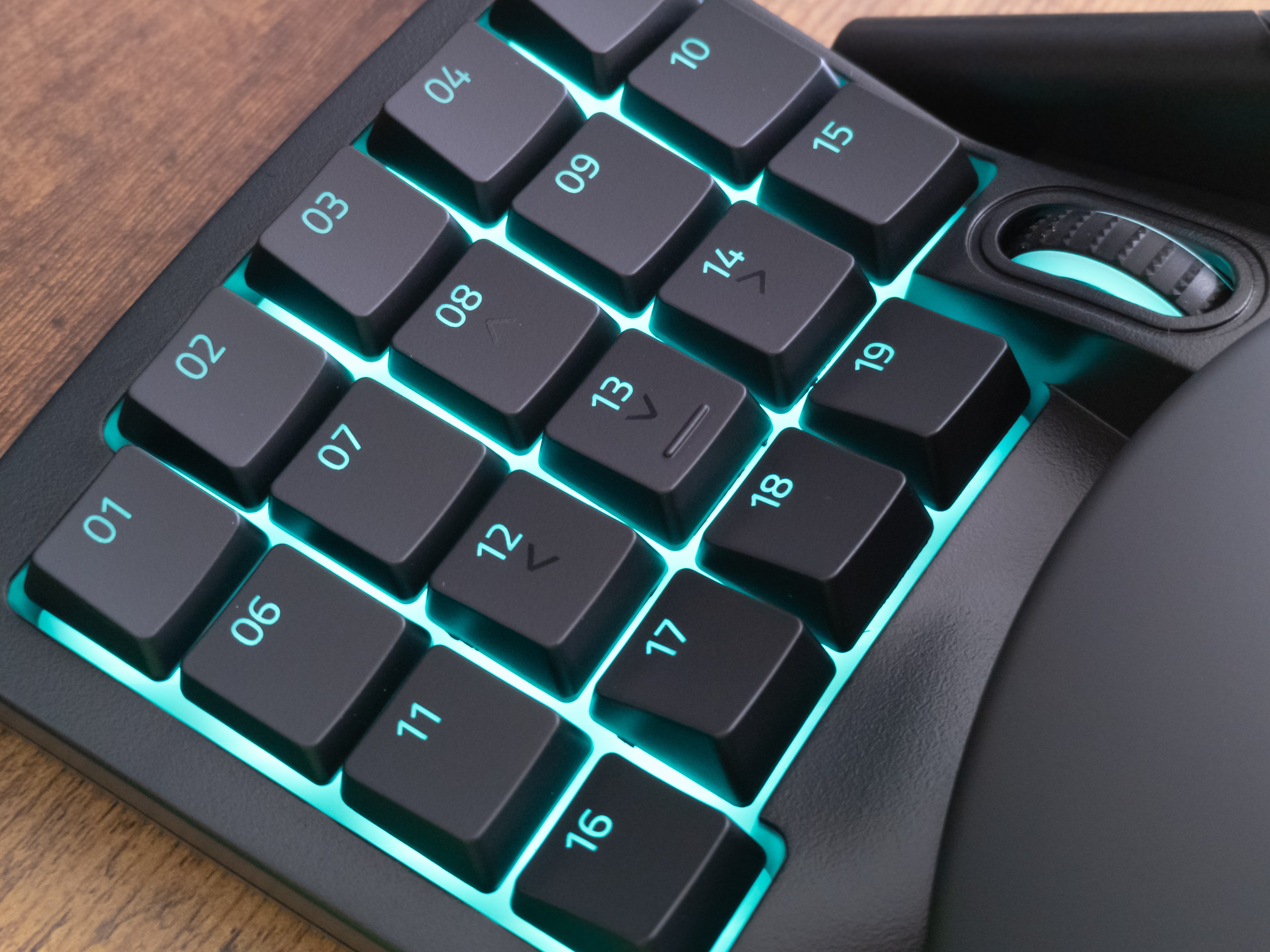 ガジェットレビュー】ゲーミング左手デバイス│Razer TARTARUS