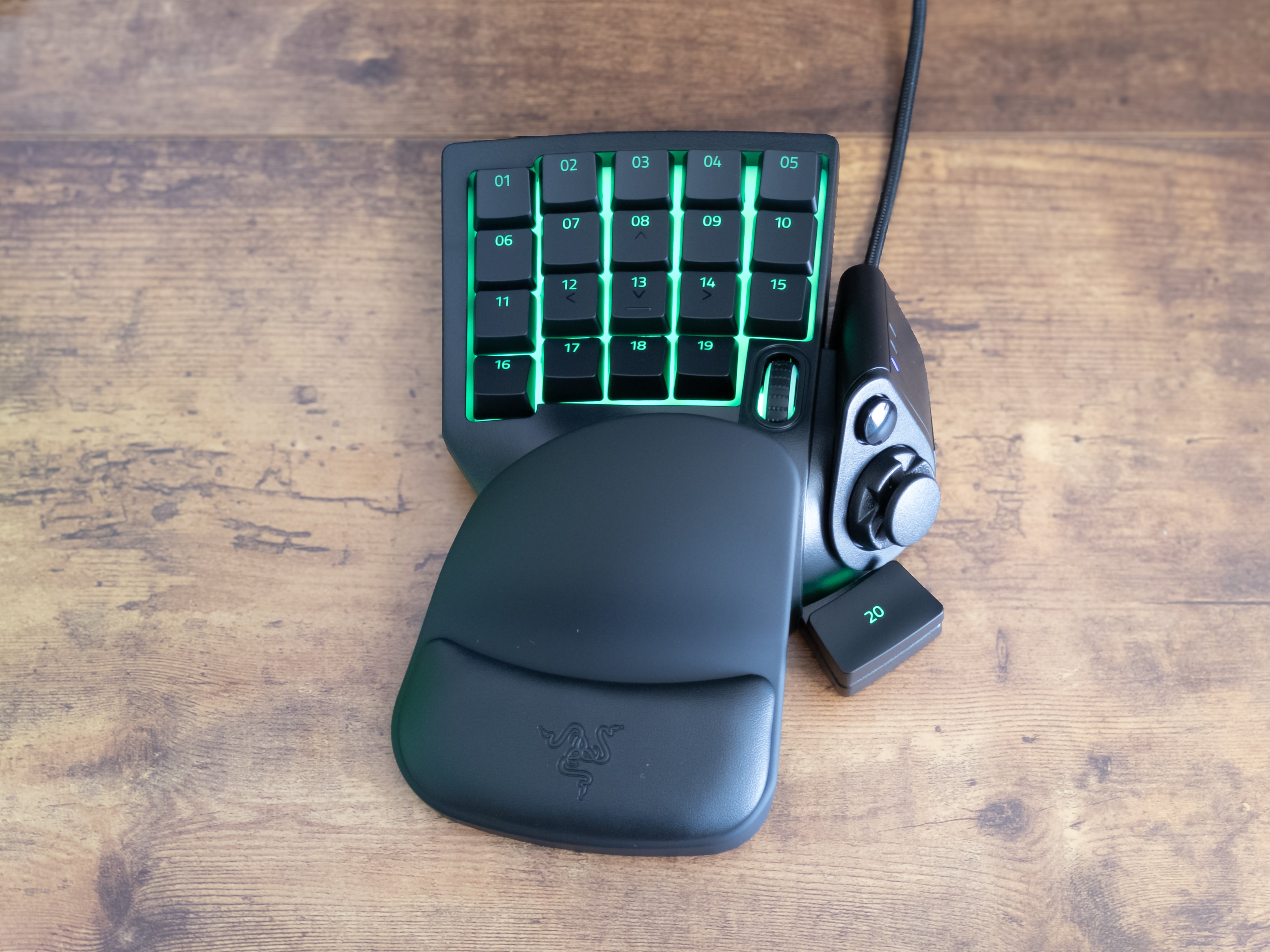 ガジェットレビュー】ゲーミング左手デバイス│Razer TARTARUS V2