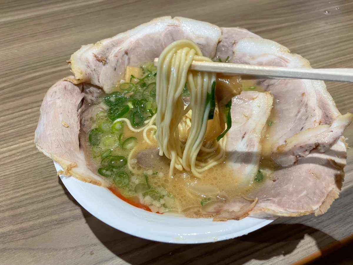 神来チャーシュー麵の麺