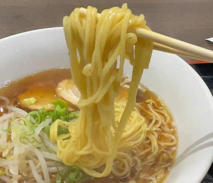 珉珉の醤油ラーメンの麺