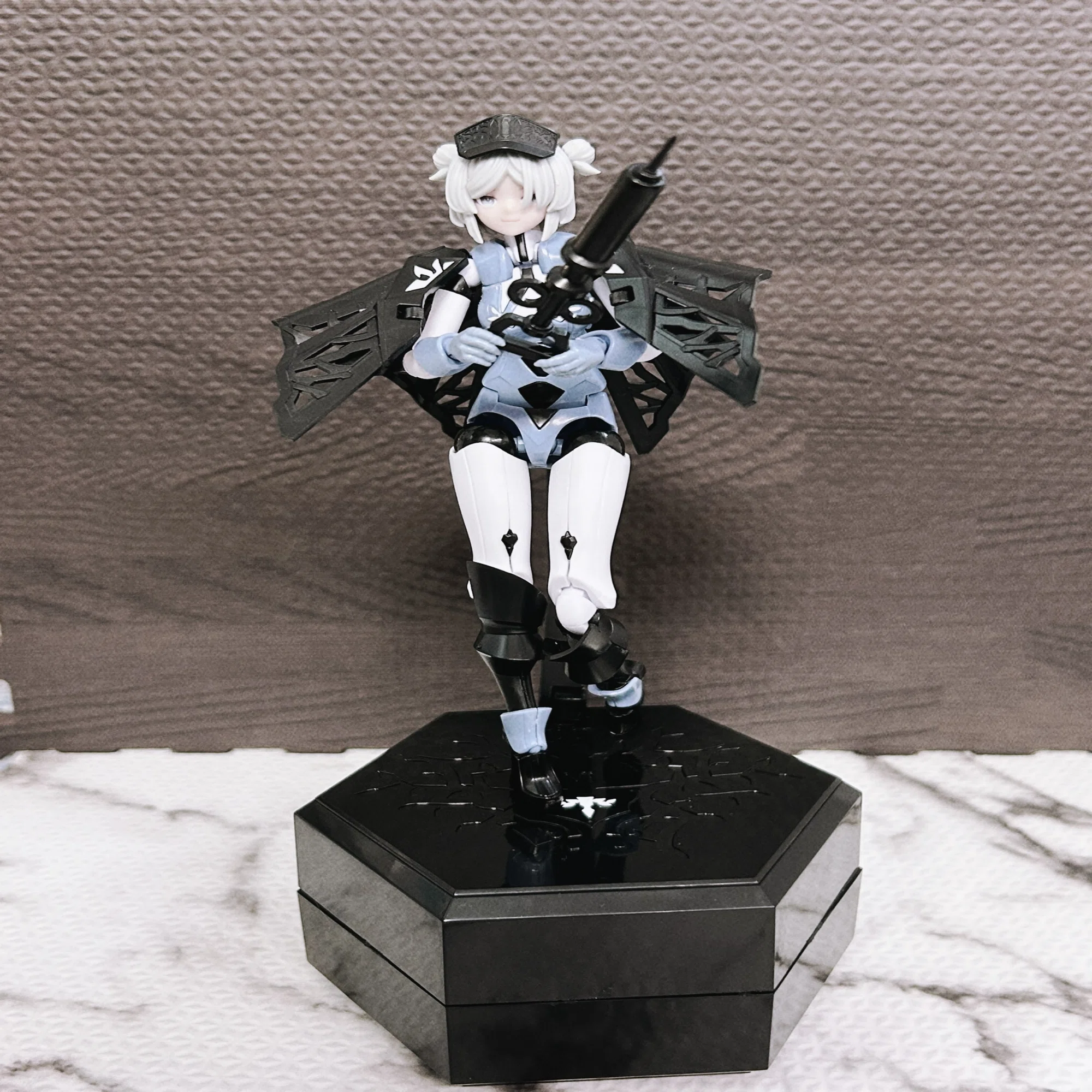 もうお前たちは美少女プラモデルから逃げるな｜臀部