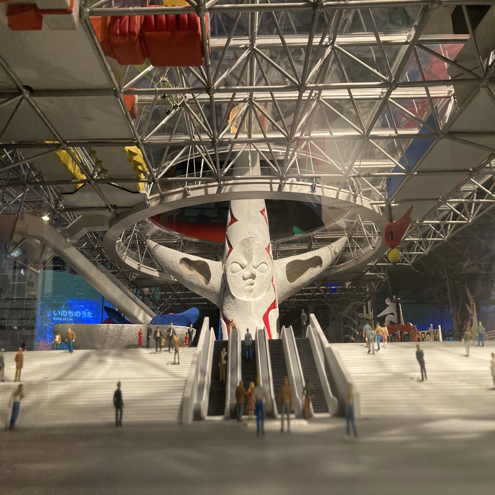 未来の国宝〈太陽の塔〉内部見学 作者は岡本太郎 EXPO