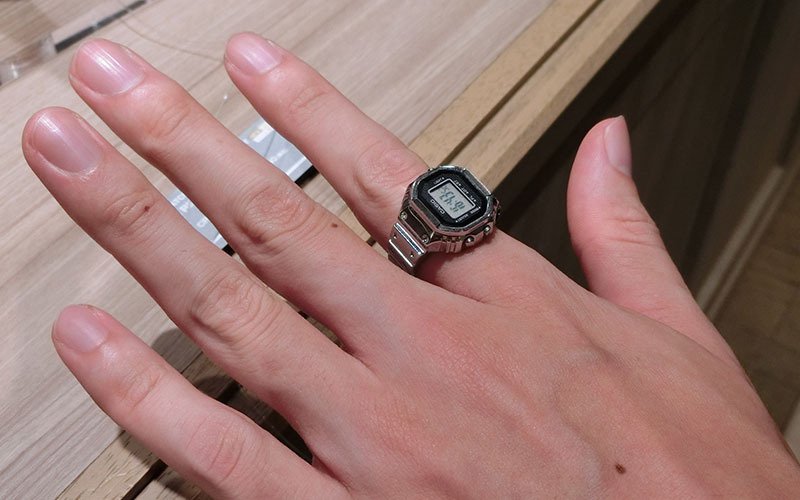 ホットセール 本日(12/13)発売のCASIO RING WATCH、この超小型時計の心臓部は 時計