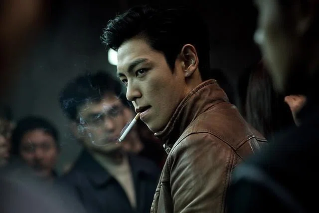 T.O.P 映画タチャ神の手 公式 チェ・スンヒョン トレカ BIGBANG 112 『 タチャ～神の手～ 』(2014) 目を隠せ‼ 嘘がばれるぞ！！ 映画