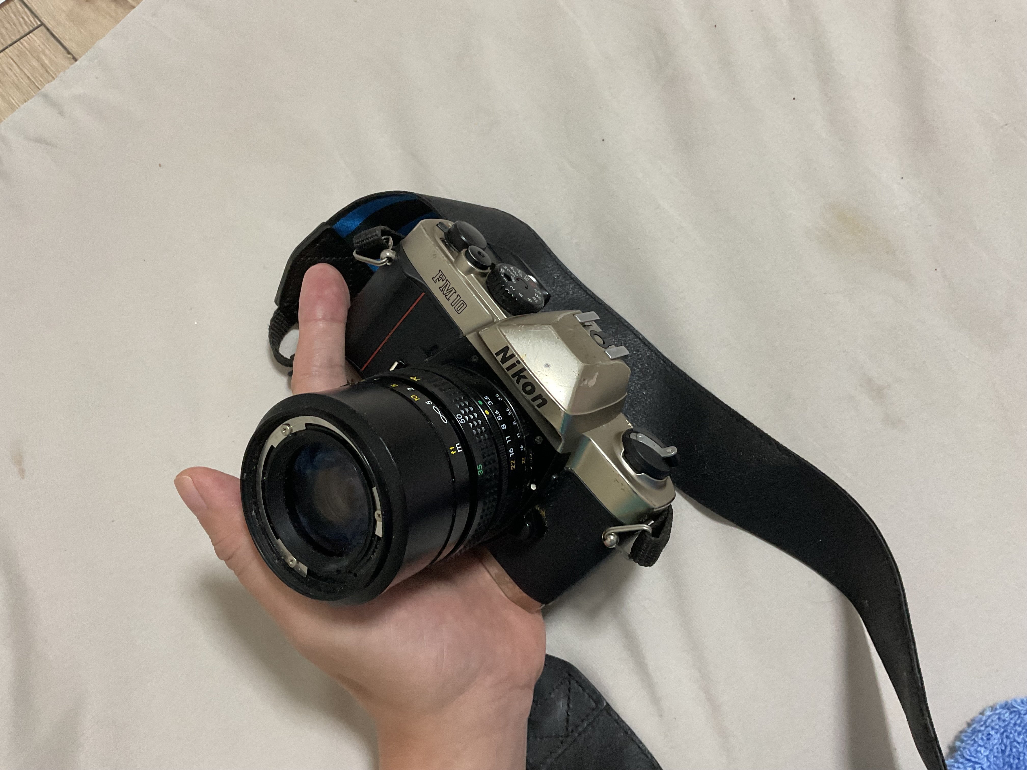 機械式フィルムカメラ Nikon FM10 彼女の娘へのプレゼントで 機械式フィルムカメラ Nikon FM10 彼女の娘へのプレゼントで