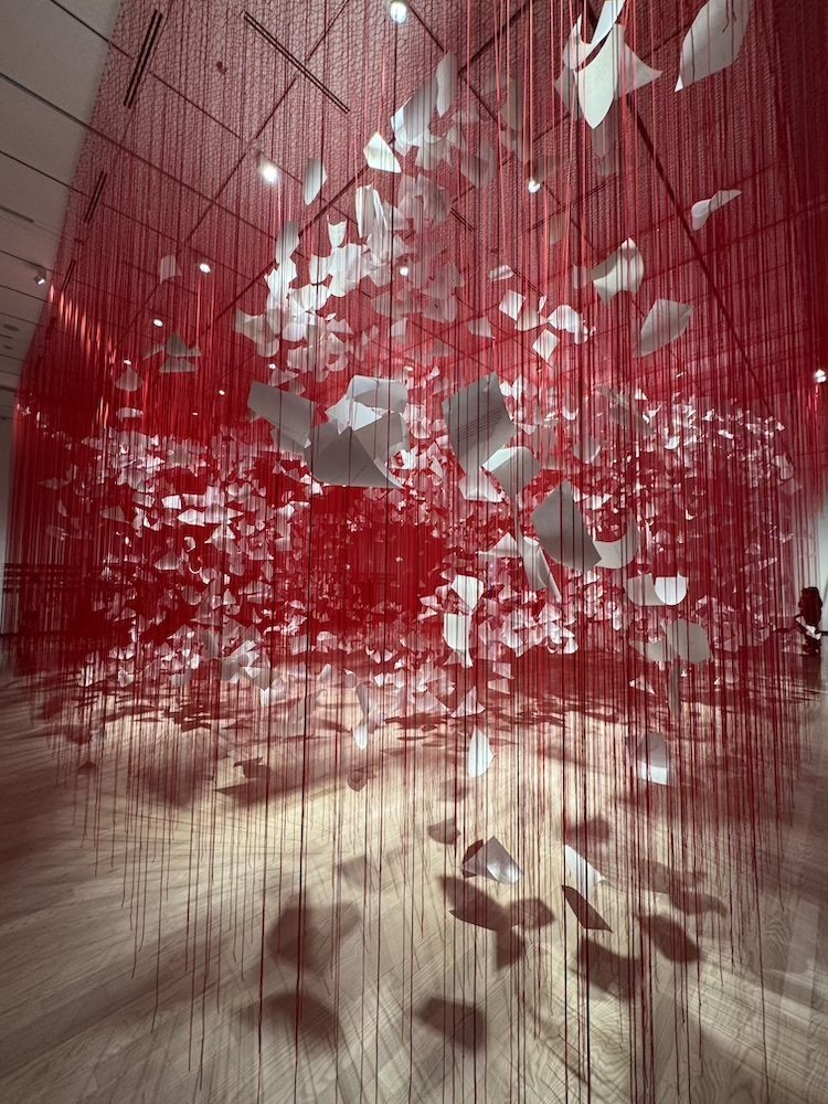 稀少品・新品未使用。塩田千春　つながる私(アイ) アイコニックアートバッグ 塩田千春 つながる私（アイ）」展（大阪中之島美術館）開幕