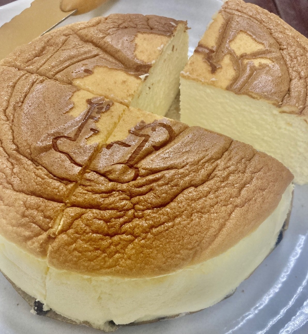 りくろーおじさんのチーズケーキをカット