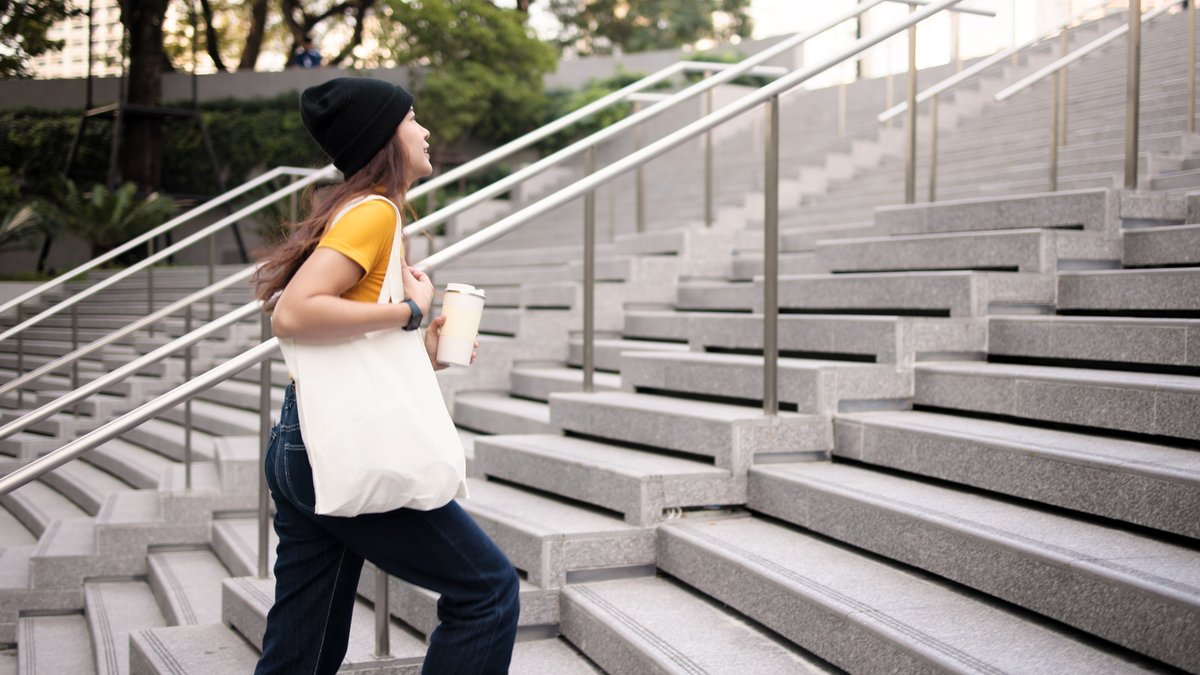 トートバッグを持ち歩く若い女性