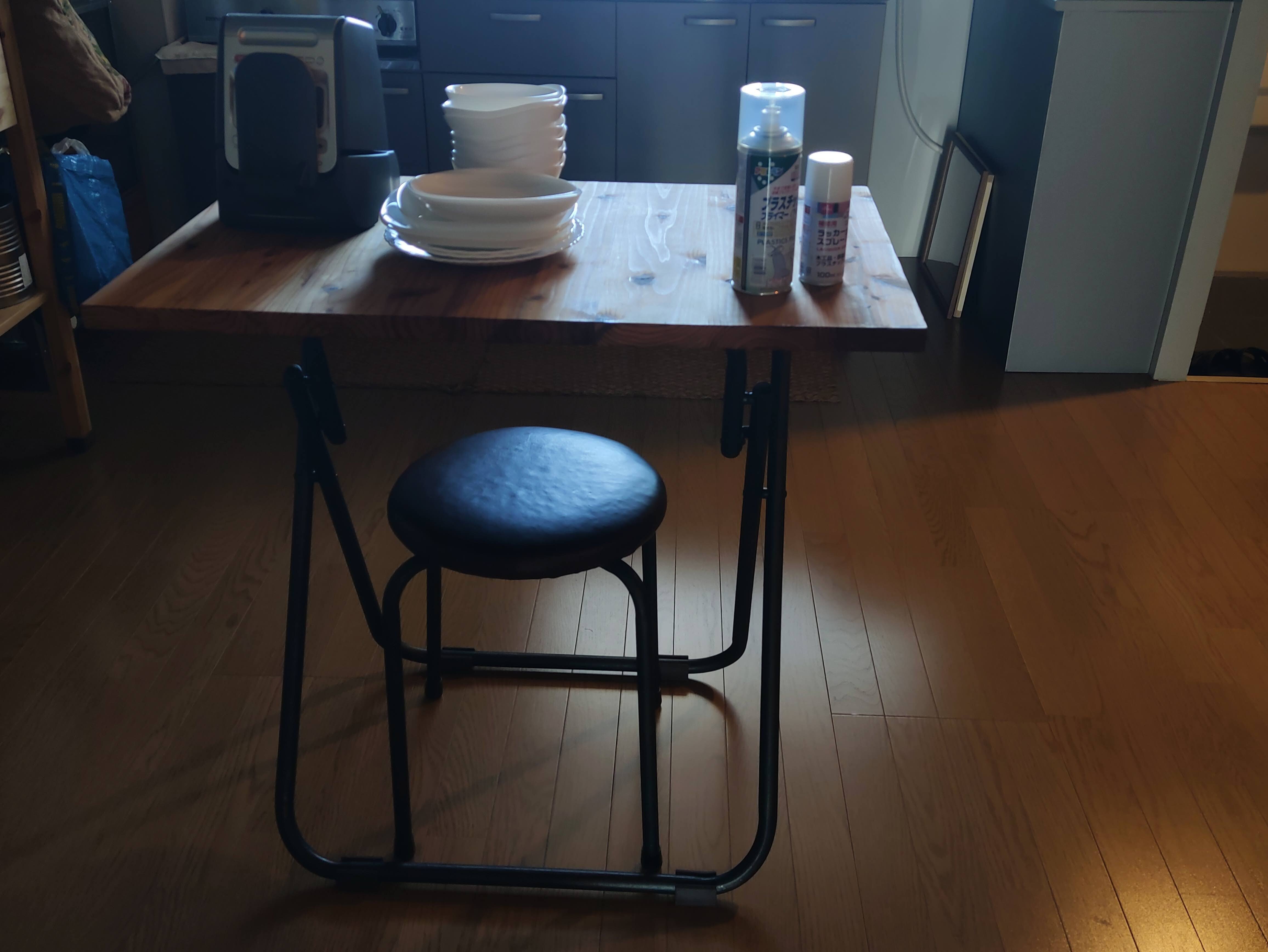 テーブルの足をアイアンペイントの黒色に塗りました｜ぷらとっとっと