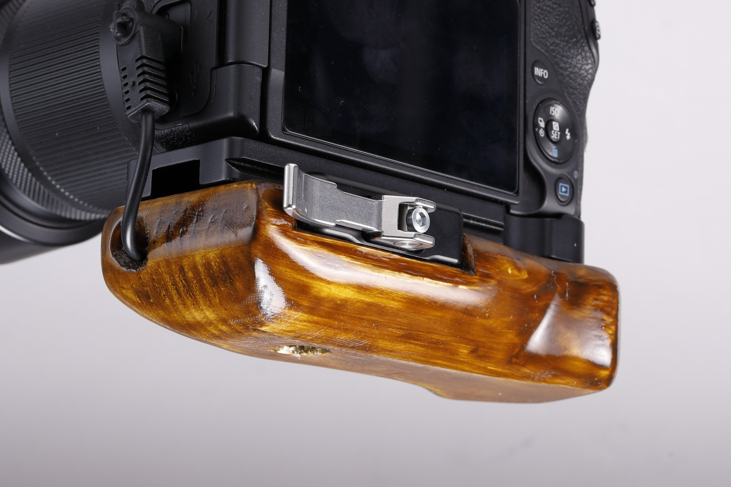 レリーズ付き縦位置グリップを作ってみました｜小山壯二